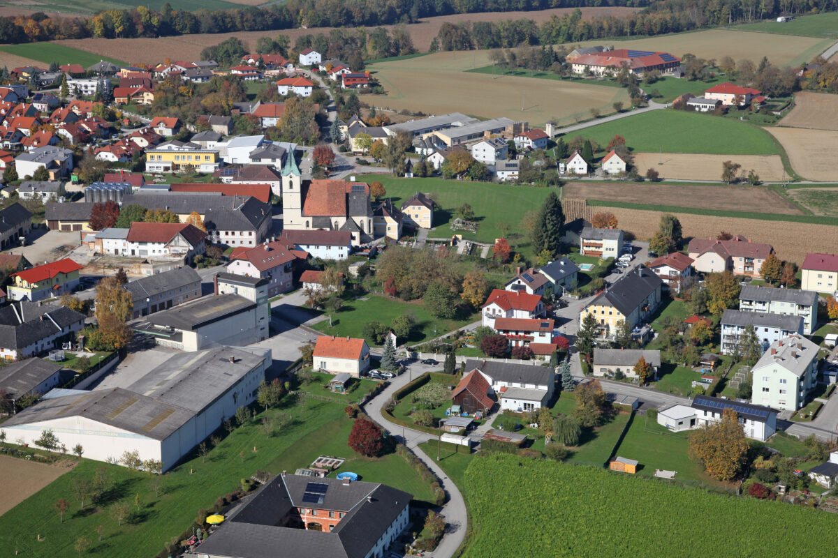 Luftaufnahme von Hofkirchen im Traunkreis mit Blick auf das Ortszentrum